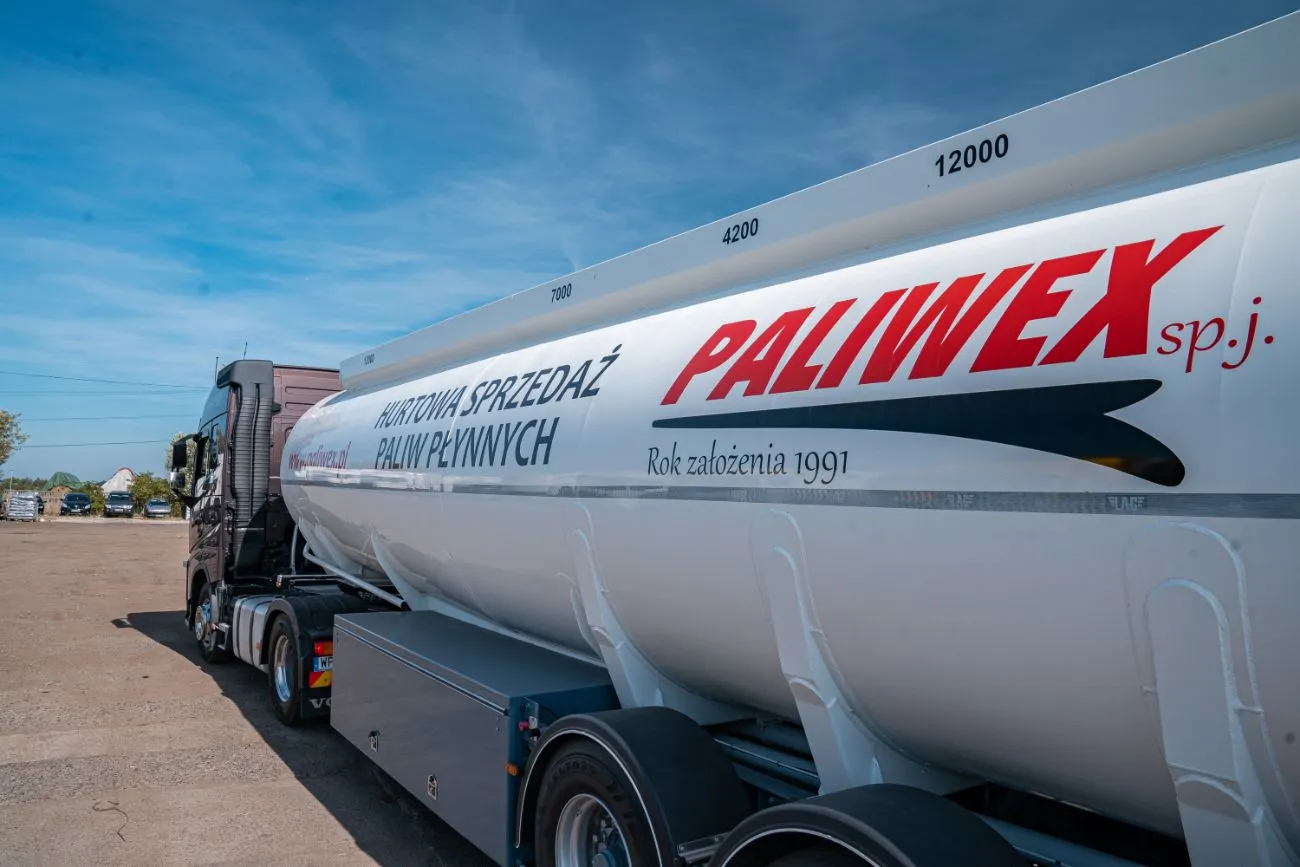 Naczepa cysterna Paliwex z napisem Hurtowa sprzedaż paliw płynnych